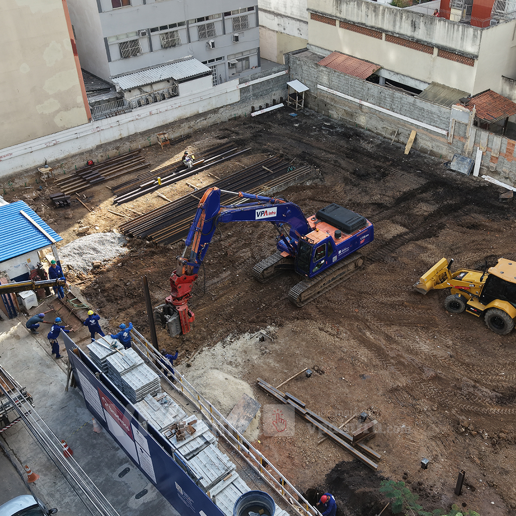 Case de obra com Estaca Prancha Metálica para escoramento - Como o Martelo Vibratório garante fundações sem riscos às construções vizinhas
