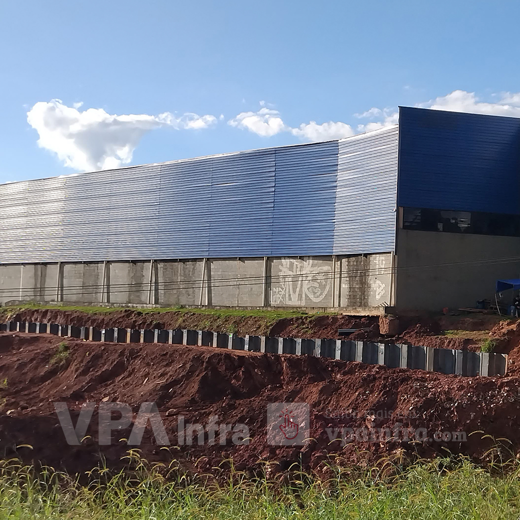 Case de obra com Estaca Prancha Metálica para escoramento - Contenção permanente com Estacas Prancha metálicas garante a estabilidade de galpão em área industrial