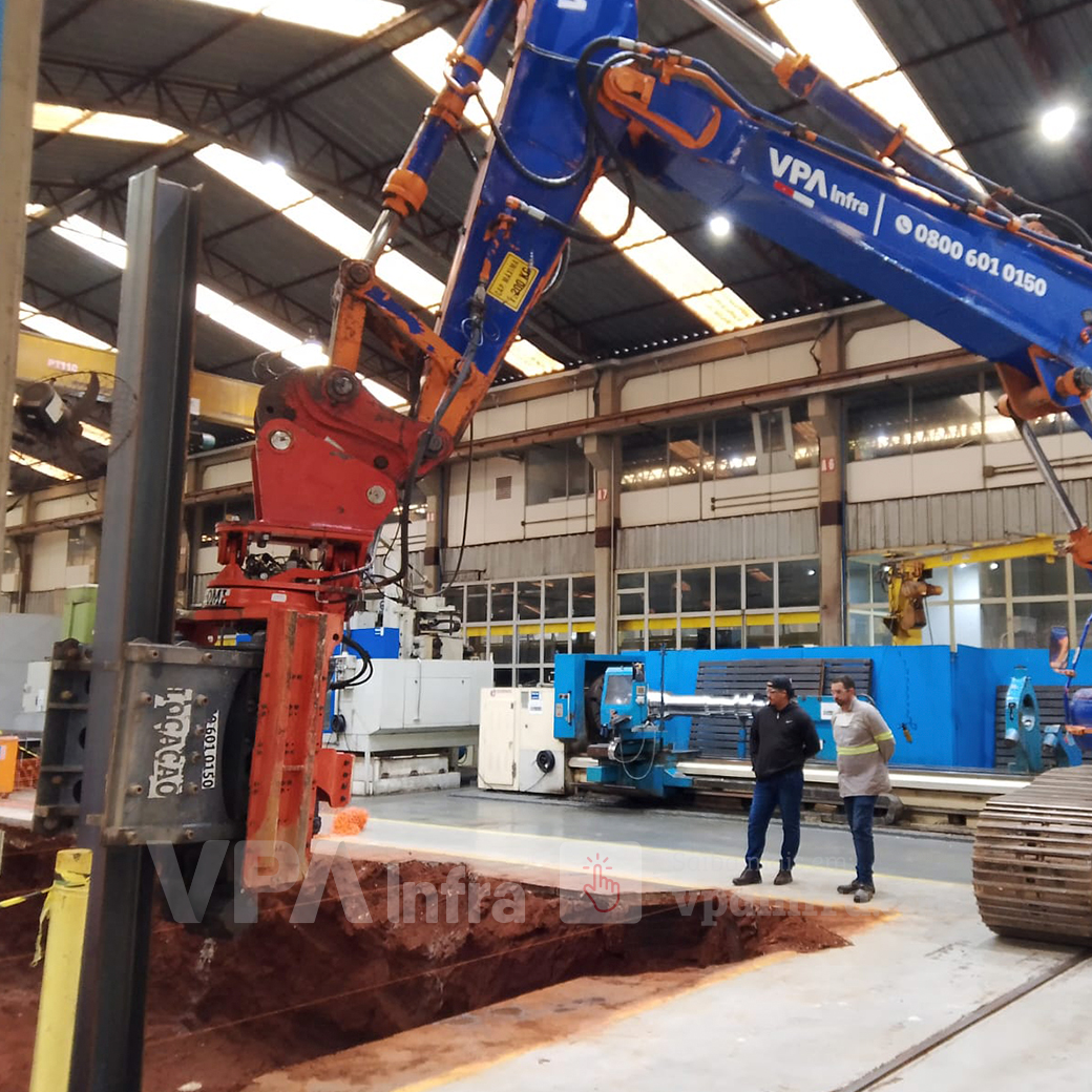 Cravação em ambientes confinados com Martelo Vibratório de Garra Lateral - Sertãozinho/SP