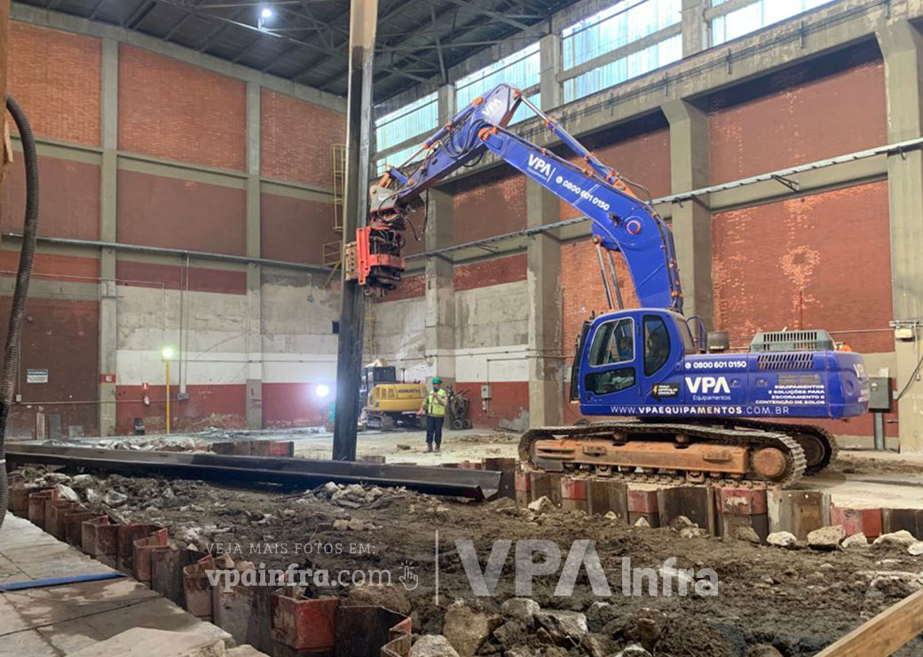 Case de obra com Estroncamento Modular - Estaca Prancha em área confinada na USIMINAS