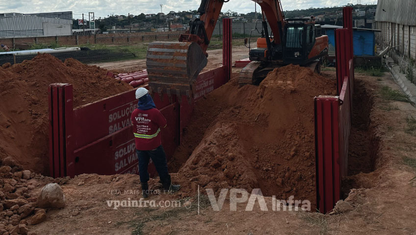 Sistema Slide Rail para escoramento blindado de vala